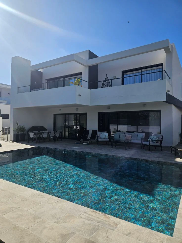 Moradia contemporânea concluída com piscina